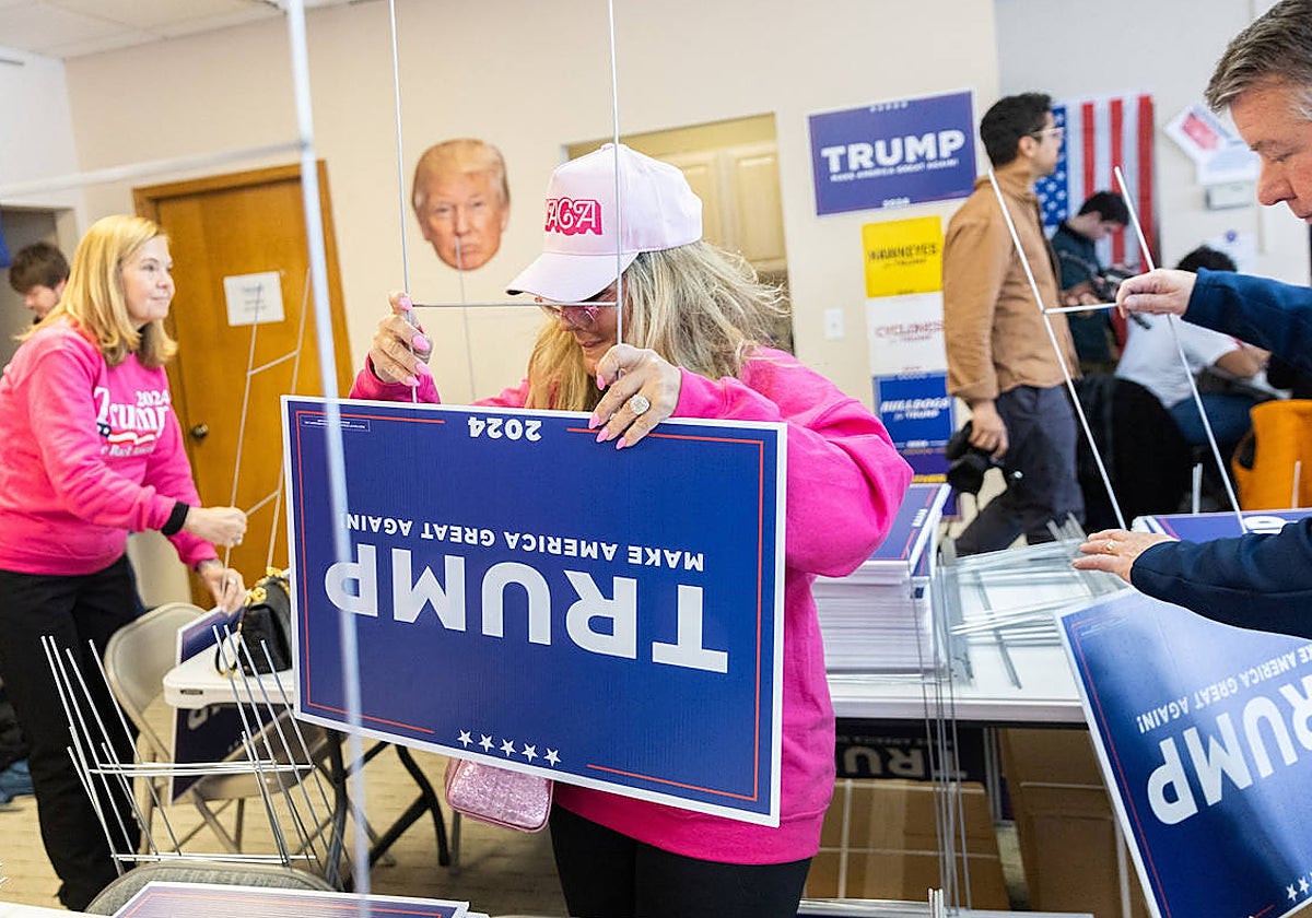 Un grupo de voluntarios trabaja en la sede de la campaña de Trump en Urbandale (Iowa)