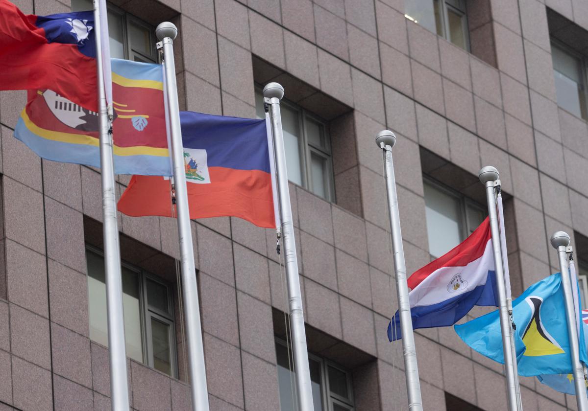 La bandera de Nauru, ausente en el edificio que alberga las embajadas en Taipéi