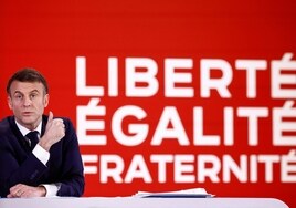 Macron, partidario de restaurar el «aprendizaje obligatorio» en las escuelas de 'La Marsellesa'
