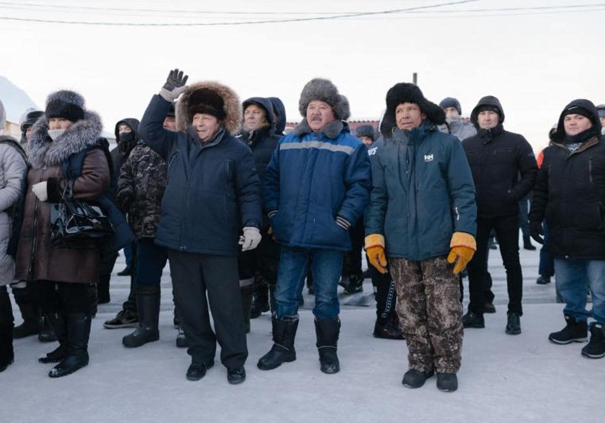 La gente se agolpa para protestar por la sentencia de un activista local a cuatro años de prisión en la ciudad de Baymak, en la región de Bashkortostán, en el centro de Rusia