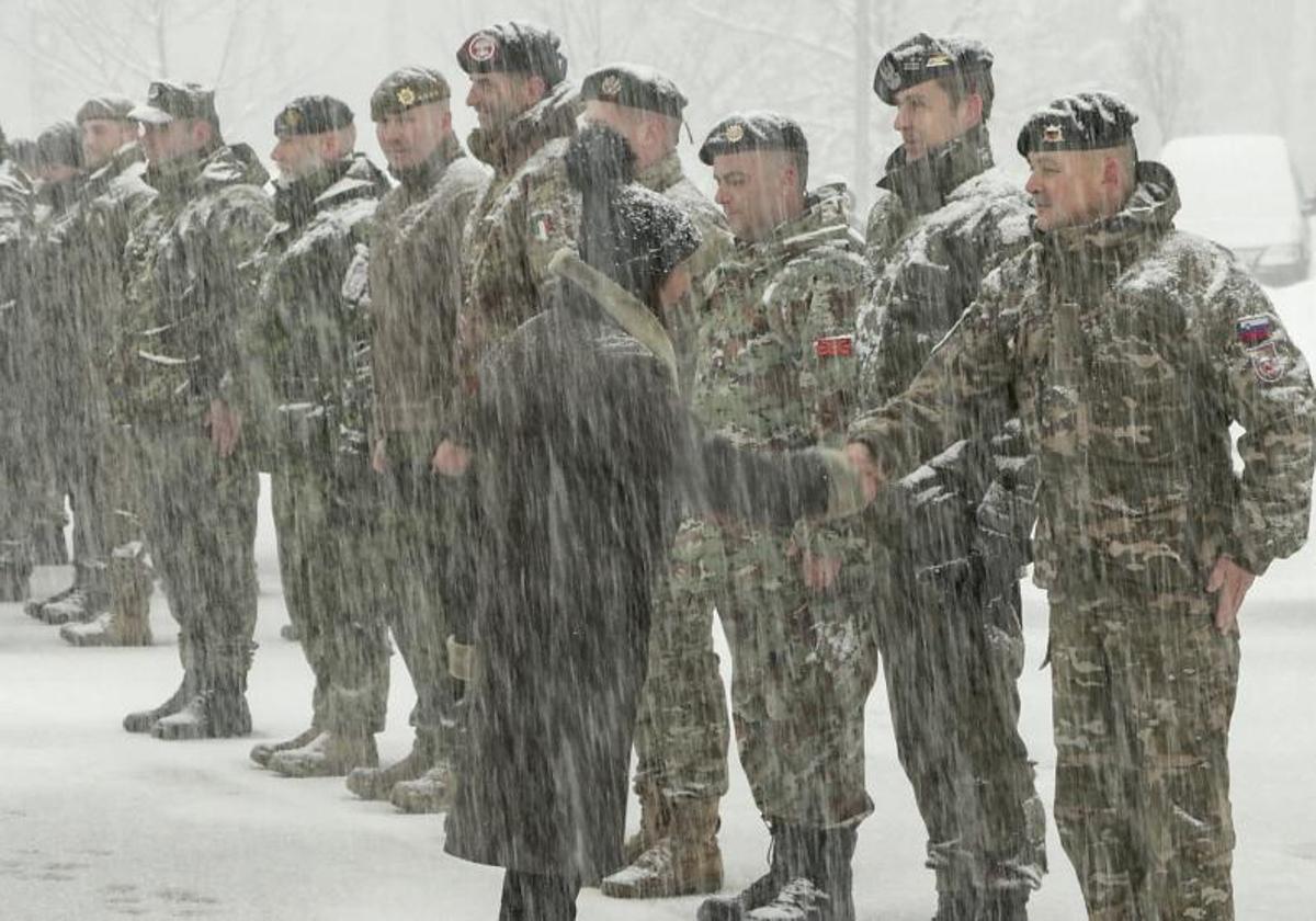 La ministra de Defensa española, Margarita Robles en su visita a los militares españoles en la base de Adazi (Letonia)