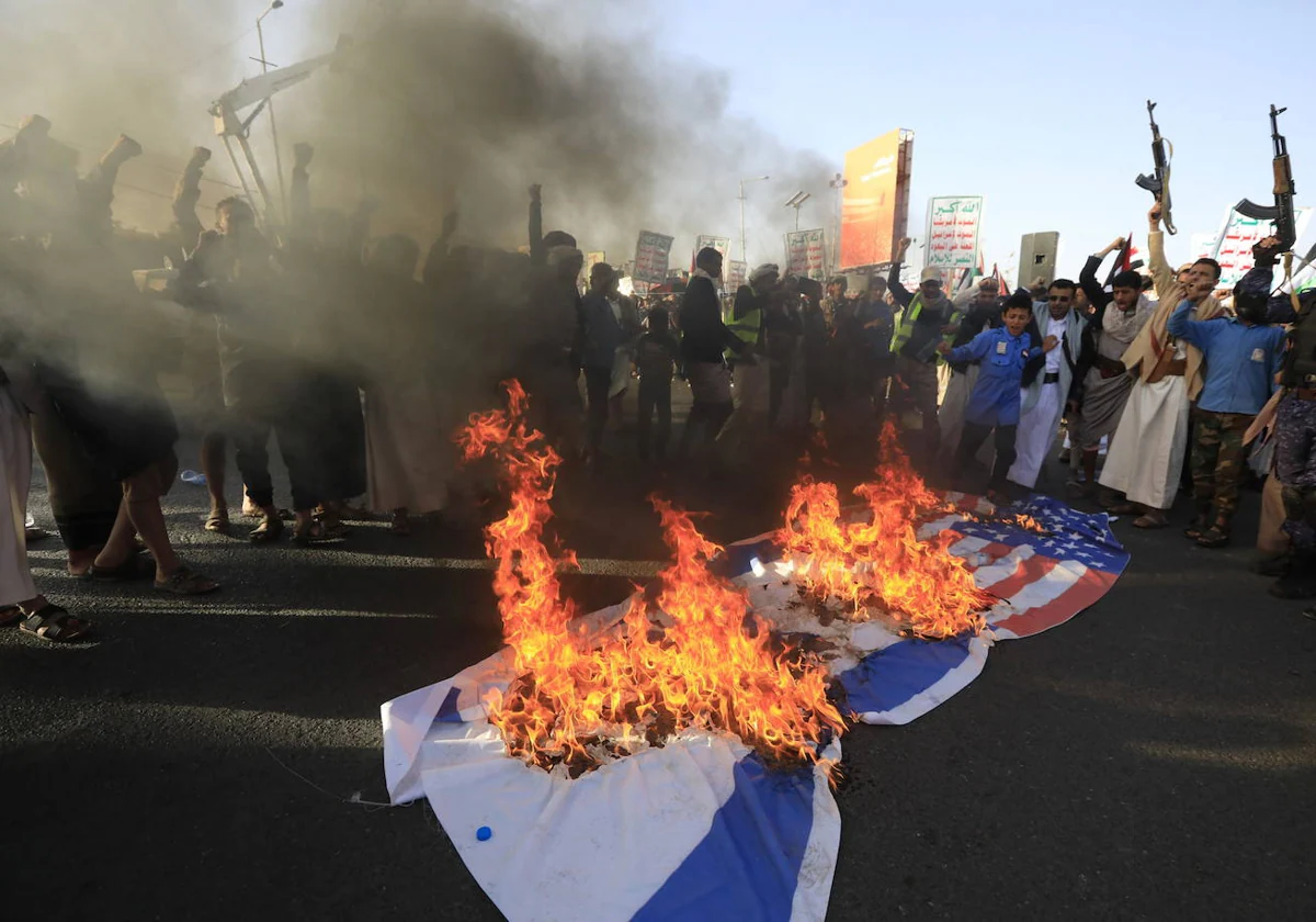 En Sana, capital de Yemen, los huties queman las banderas de EE.UU. e Israel