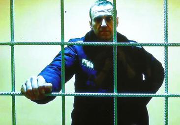 Navalni denuncia que en la cárcel le imponen escuchar cada mañana una canción pop en honor a Putin