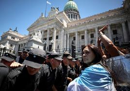 «La patria no se vende»: miles de argentinos protestan contra los recortes de Javier Milei