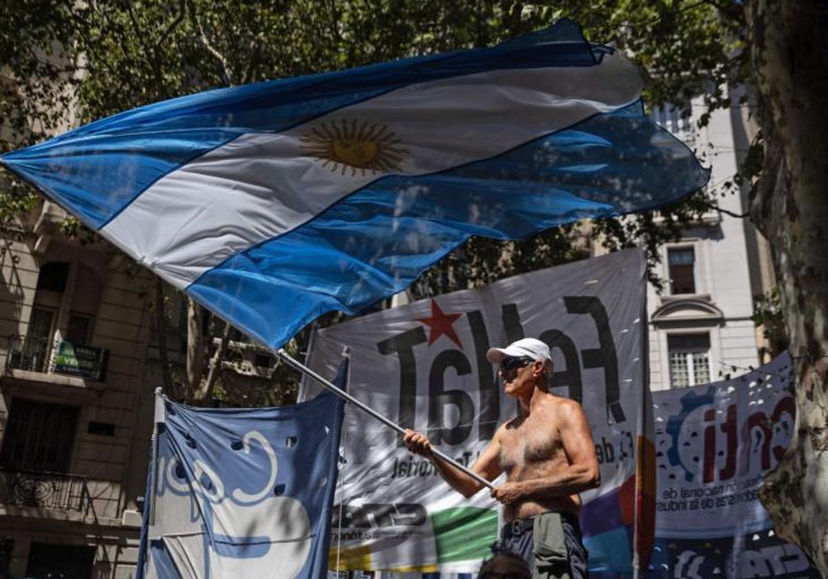 Un manifestante arrojó una bandera argentina durante la concentración de la huelga general en Buenos Aires.