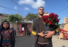 Rosas rojas para la esperanza en Gaza: Hussam Abdulhadi, el florista de Rafah que intenta repartir alegría en plena guerra