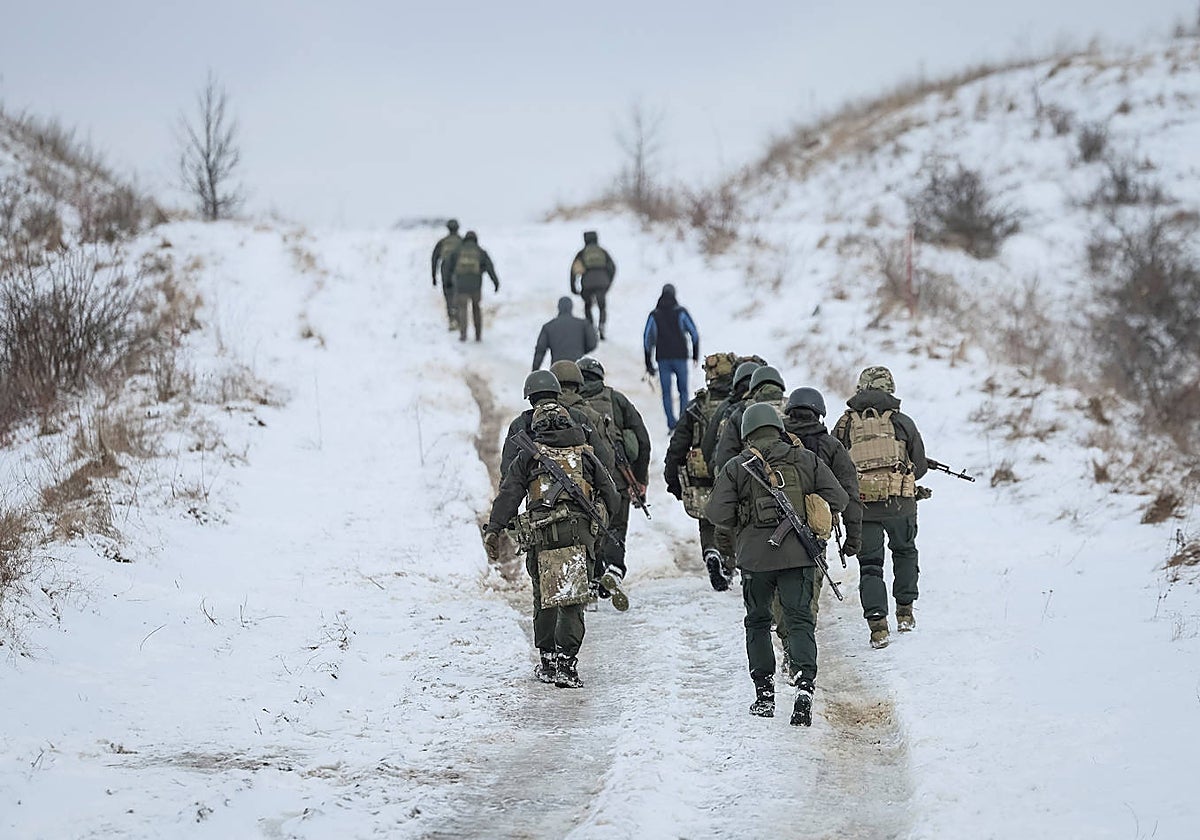 Los militares ucranianos asisten a un simulacro de sabotaje cerca de la frontera con Rusia en la región de Sumy
