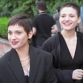 Dos gemelas 'vendidas' de bebés se encuentran por un vídeo de TikTok y destapan el mayor escándalo de niños robados en Georgia