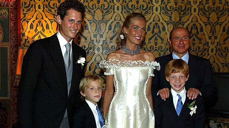 Sobre estas líneas, John Elkann y su mujer, Lavinia Borromeo, acompañados el día de su boda por Silvio Berlusconi