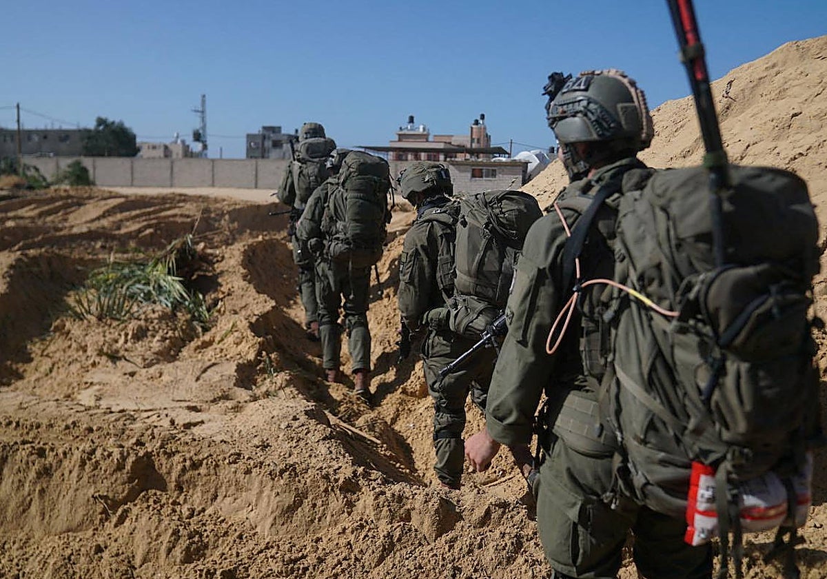 Un grupo de soldados israelíes opera en la Franja de Gaza