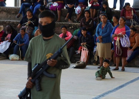 Imagen secundaria 1 - Niños se sumaron a las filas de la policía comunitaria , en Ayahualtempa