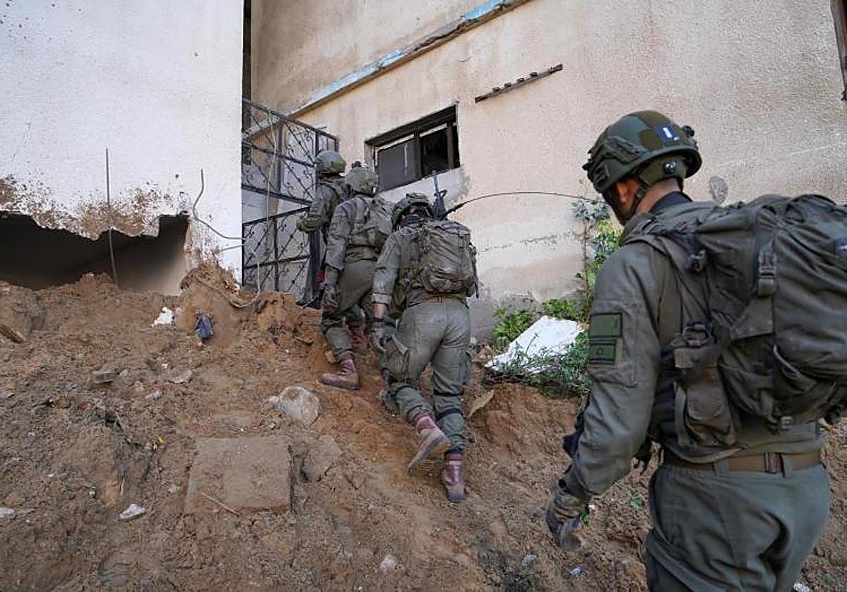 Tropas israelíes operando en la Franja de Gaza, en medio de batallas en curso entre Israel y el grupo militante palestino Hamás