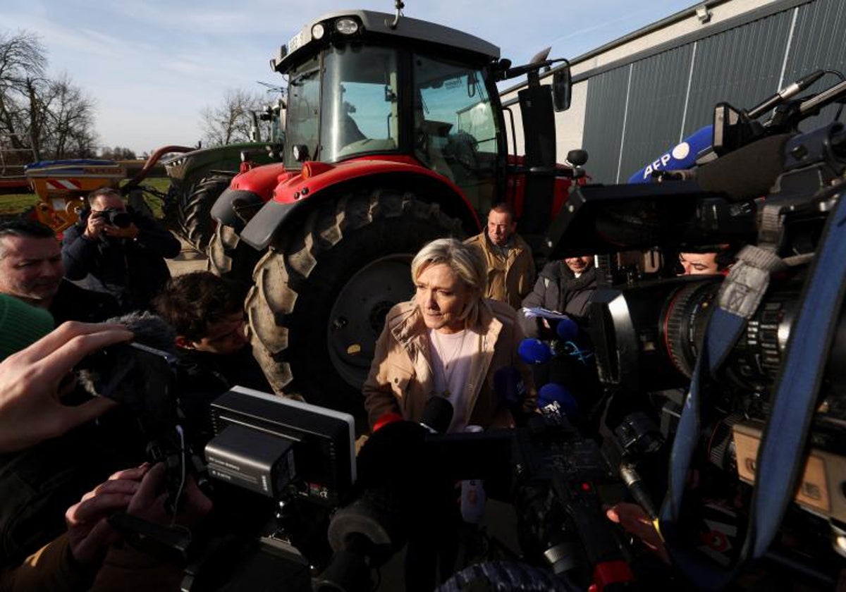Marine le Pen visita una granja en Radinghem, mientras las protestas de los agricultores continúan
