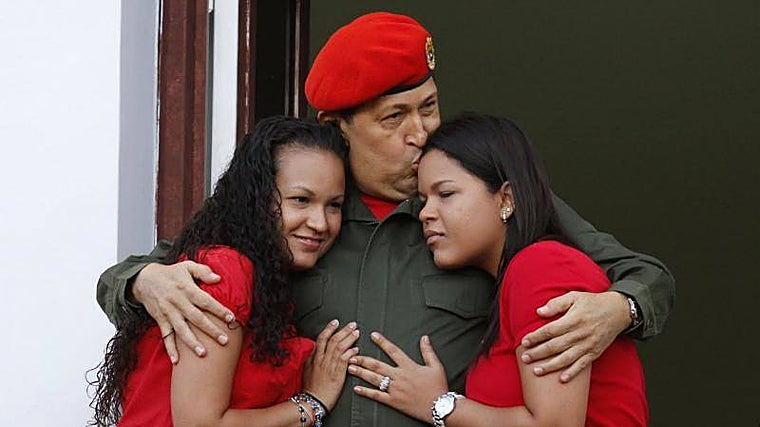 Chávez con sus hijas Rosa Virginia y María Gabriela
