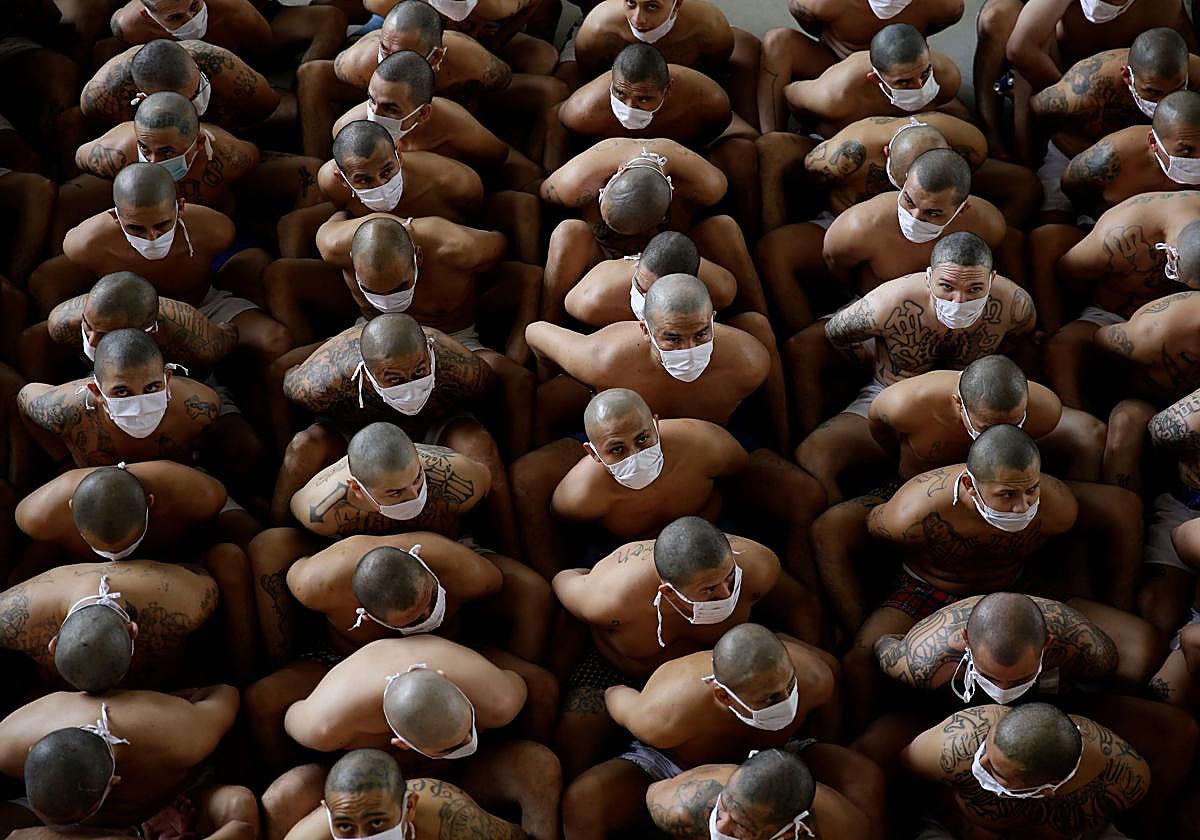 Presos maniatados en una cárcel de San Salvador