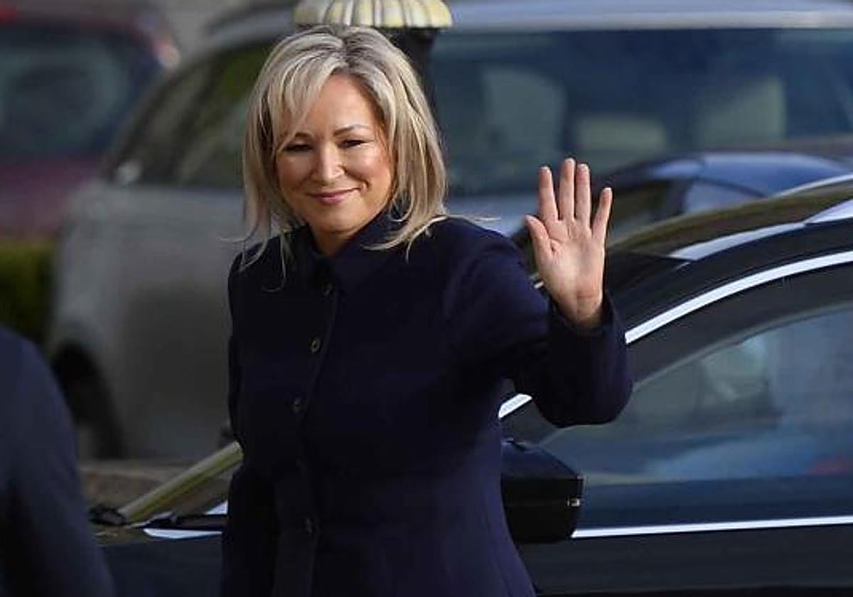 La líder del Sinn Fein, Michelle o'Neill, a su llegada a la Asamblea de Stormont (Belfats, Irlanda del Norte) este sábado por la mañana