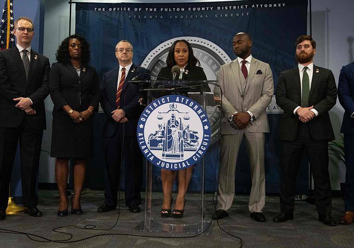 La fiscal Fani Willis (centro) presenta en rueda de prensa en Atlantaon (Georgia) el caso contra Donald Trump y otros colaboradores, en agosto de 2023
