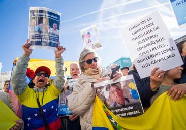 Medio millar de personas se manifiesta en Madrid en apoyo a María Corina Machado