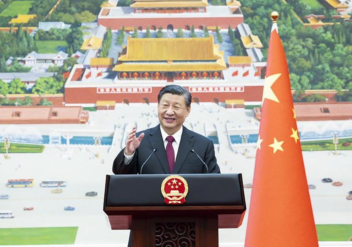 El presidente chino, Xi Jinping, pronuncia un discurso tras recibir las cartas credenciales de 42 embajadores en China en el Gran Palacio del Pueblo de Pekín