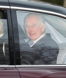 Imagen secundaria 2 - Carlos III reaparece sonriente en público tras la noticia de que padece de cáncer