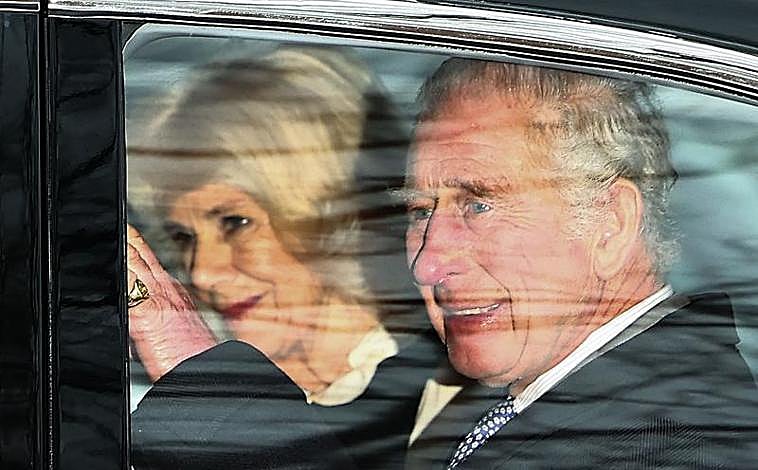 Imagen principal - Carlos III reaparece sonriente en público tras la noticia de que padece de cáncer