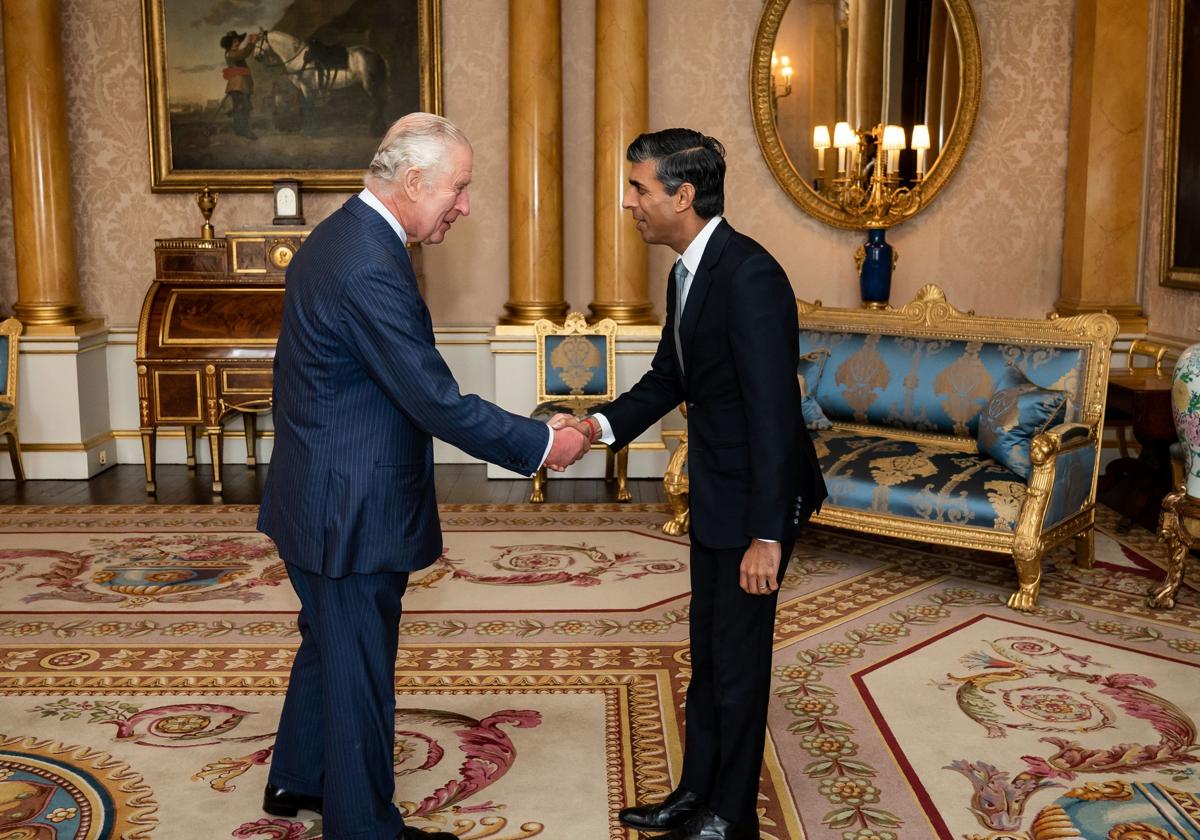 Carlos III y Rishi Sunak durante una audiencia