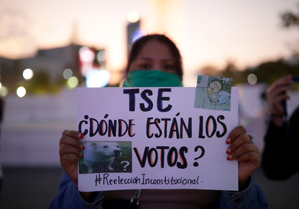Un grupo de salvadoreñas pidieron, en San Salvador, este lunes a la comunidad internacional que desconozca las elecciones presidenciales y legislativas celebradas en El Salvador este domingo