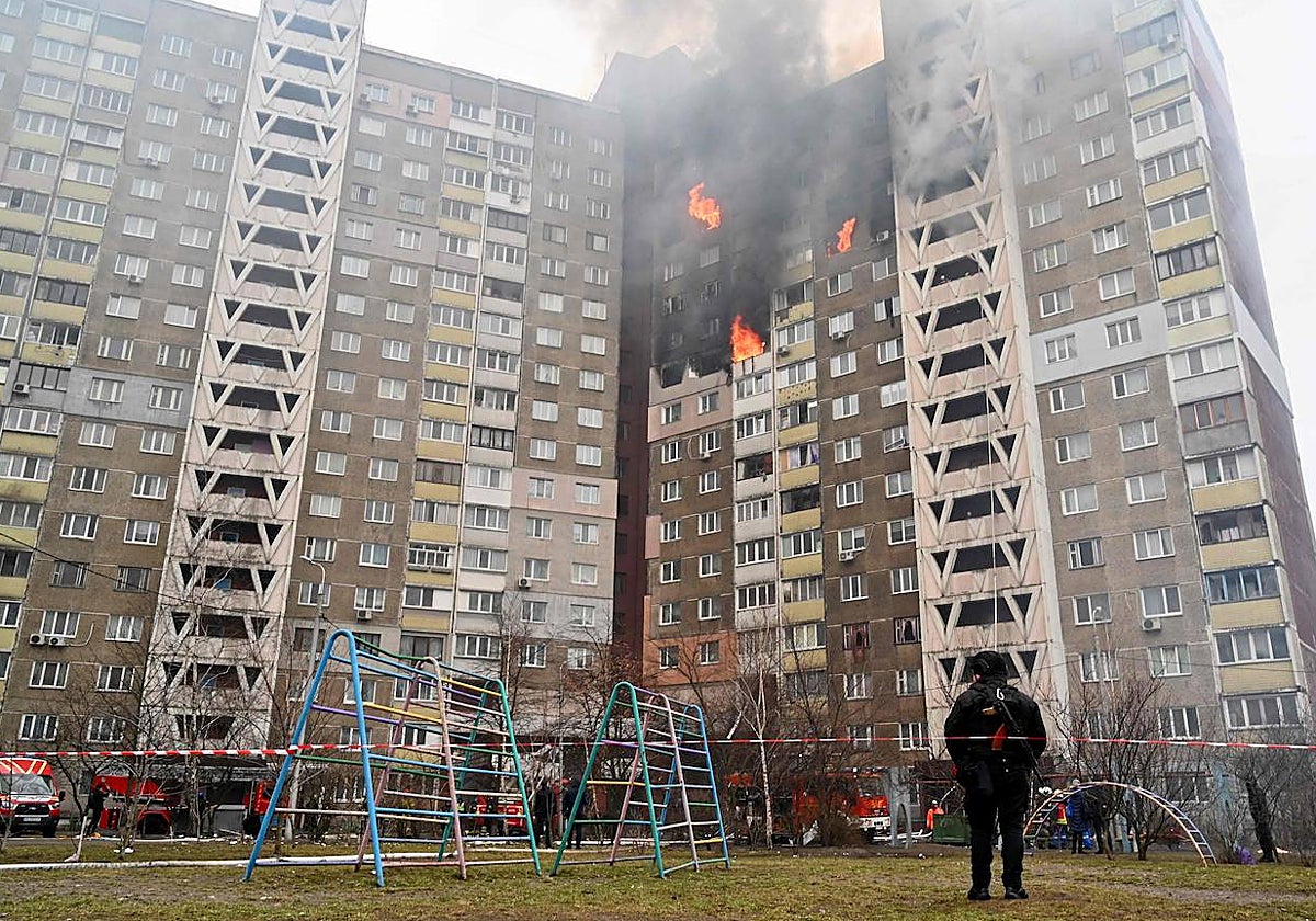 Destrucción provocada en un edificio de Kiev tras un bombardeo ruso