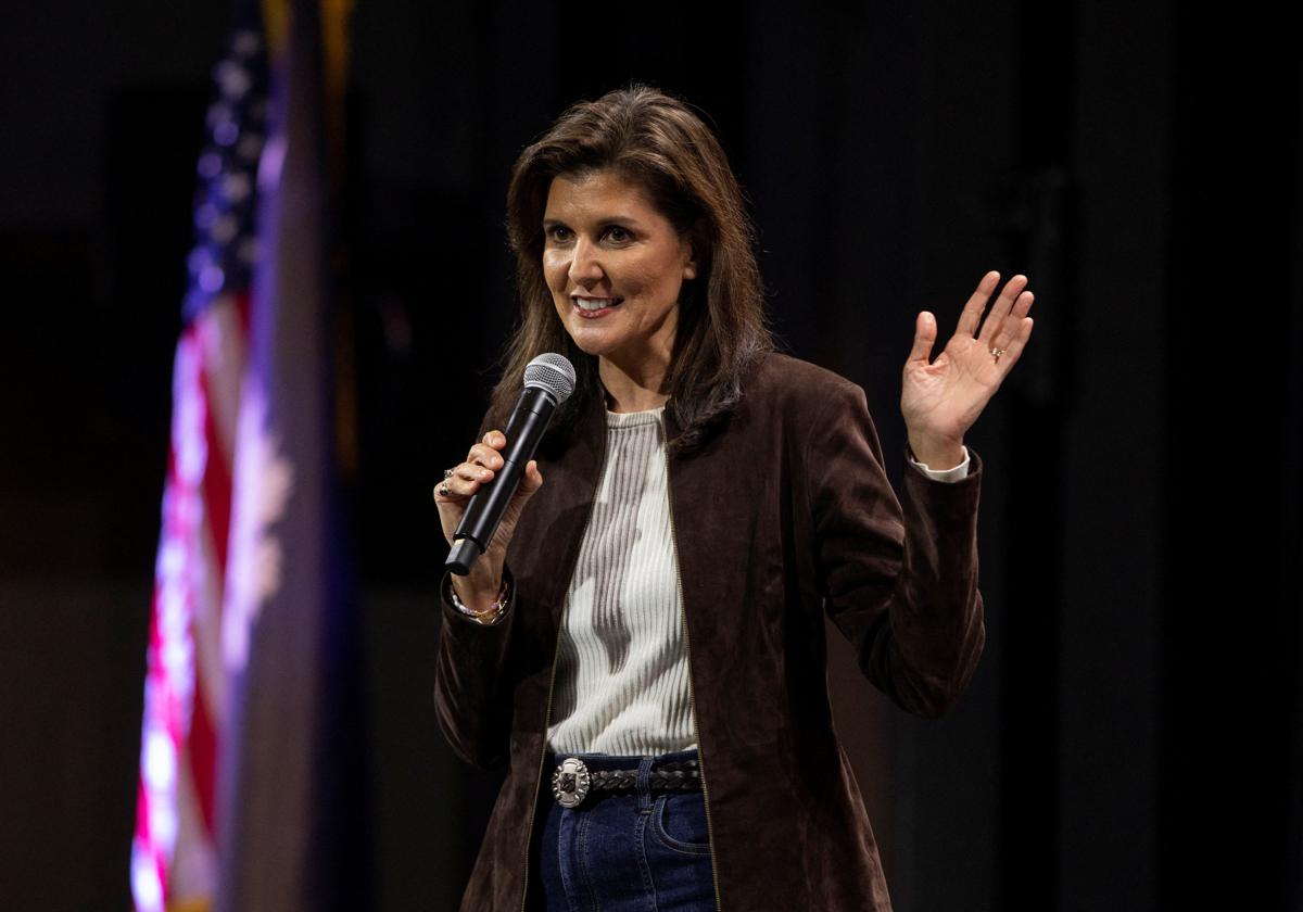 La aspirante republicana a la presidencia de EE.UU. y exembajadora de la ONU Nikki Haley habla en un mitin en el Etherredge Center de Aiken (Carolina del Sur)