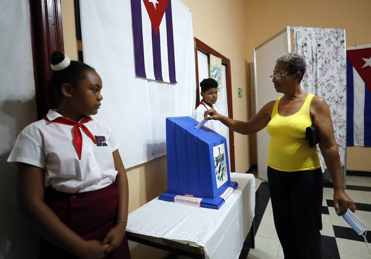 Una mujer cubana introduce su voto en la urna en un colegio electora de La Habana