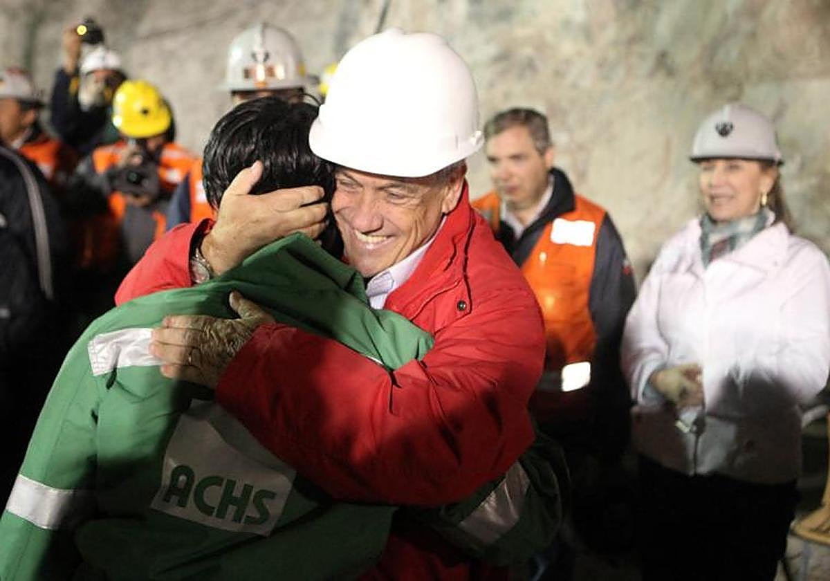 El minero atrapado Ticona es abrazado por el presidente de Chile Piñera