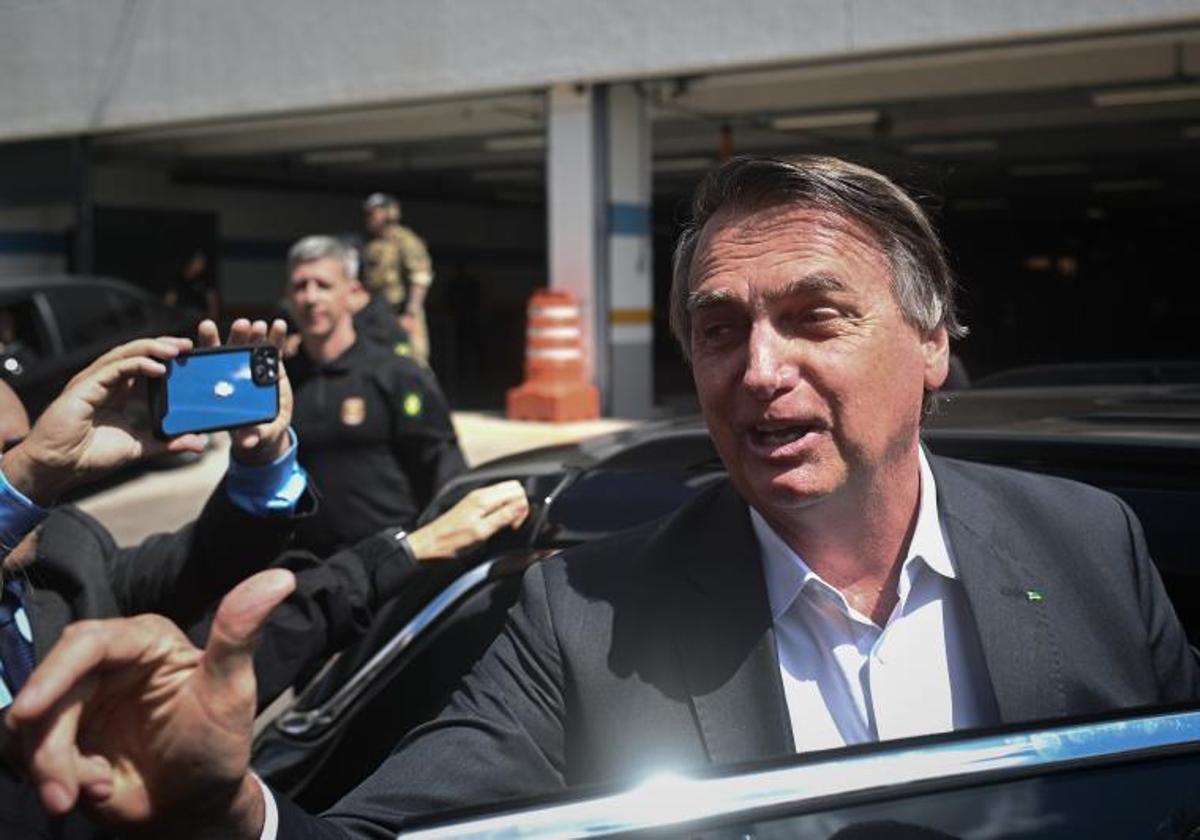 El expresidente de Brasil, Jair Bolsonaro, sale de la sede de la Policía Federal