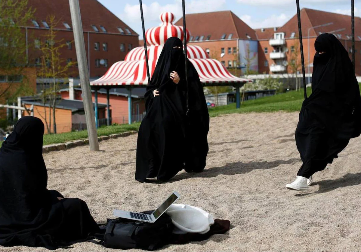 Un grupo de amigas musulmanas vestidas con el niqab charla en un parque de Copenhague
