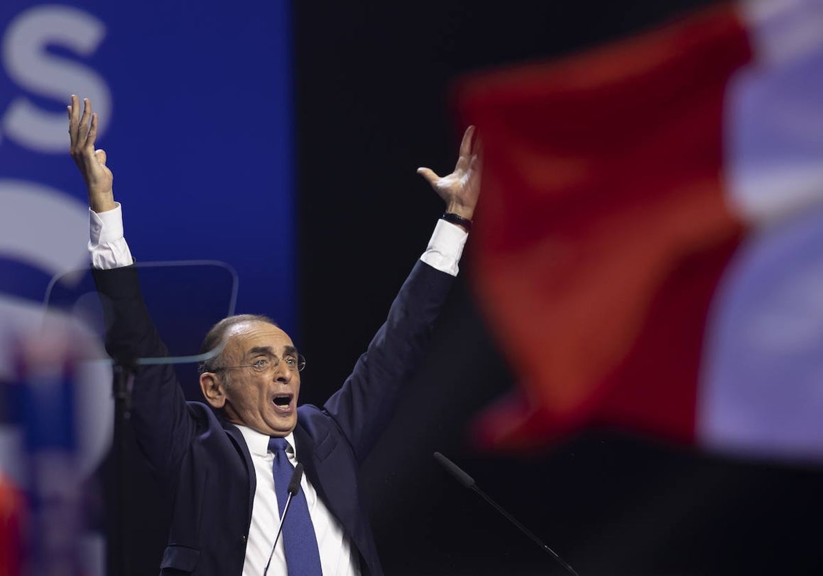 Eric Zemmour durante un mitin de campaña en París