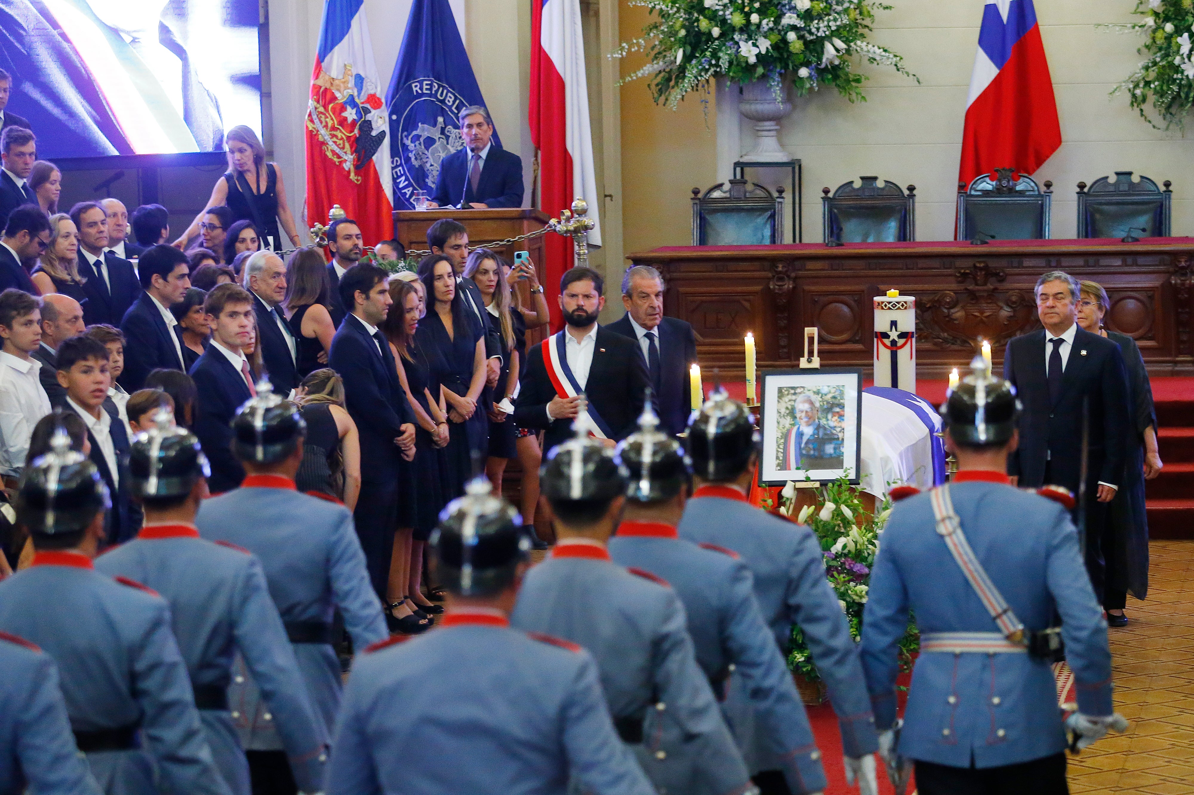 Carabineros custodian el féretro del fallecido expresidente Sebastián Piñera durante su funeral de Estado en el Palacio del Congreso Nacional, en Santiago de Chile, ante la presencia del presidente Boric