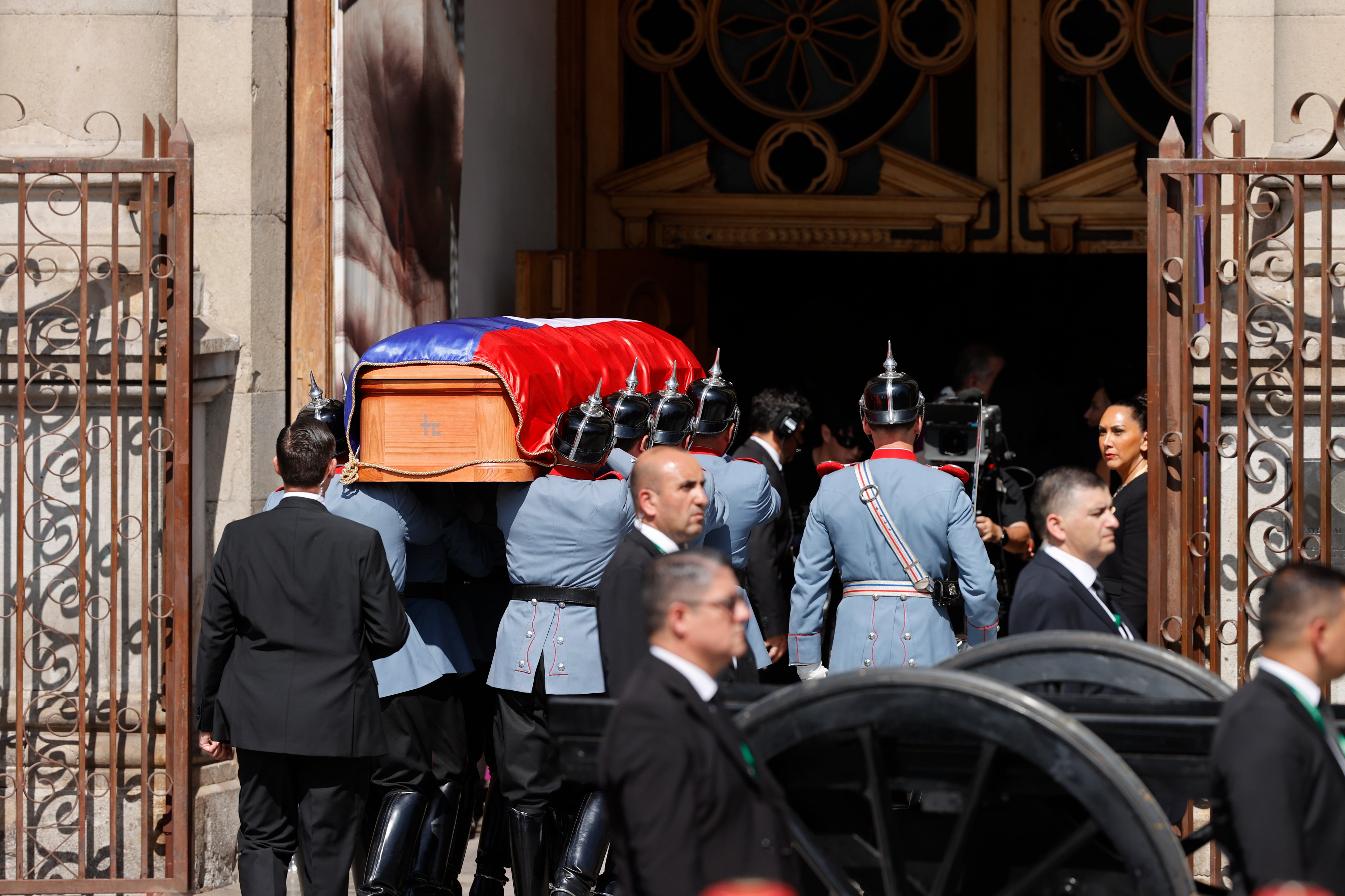 Paso del cortejo fúnebre del expresidente Sebastián Piñera este viernes, en Santiago de Chile