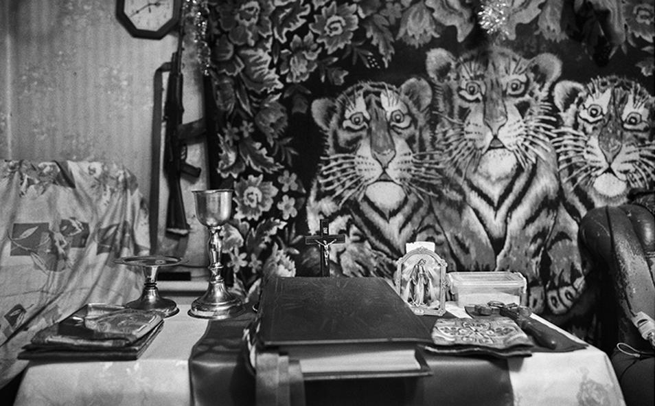 Imagen principal - En la primera imagene, en Chasiv Yar, Donestk, Uun altar improvisado en el interior de una base de la Brigada 80 del ejercito Ucraniano en el frente. En la imagen de la derecha, un soldado reza durante la celebración de la Santa Misa en el interior de una base de una unidad de la Brigada 80 en el frente de Bakhmut. A la izquierda, detalle del interior de la bolsa de campaña del Padre Ivan como capellán de la Brigada 80