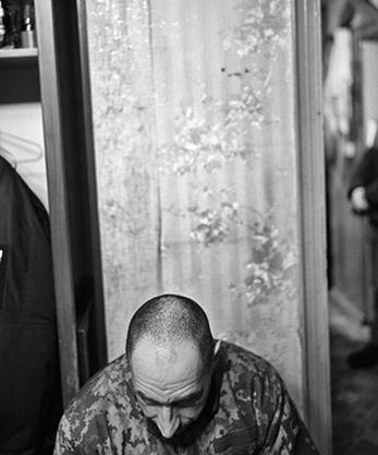 Imagen secundaria 2 - En la primera imagene, en Chasiv Yar, Donestk, Uun altar improvisado en el interior de una base de la Brigada 80 del ejercito Ucraniano en el frente. En la imagen de la derecha, un soldado reza durante la celebración de la Santa Misa en el interior de una base de una unidad de la Brigada 80 en el frente de Bakhmut. A la izquierda, detalle del interior de la bolsa de campaña del Padre Ivan como capellán de la Brigada 80