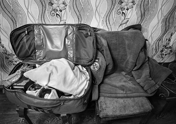 Imagen secundaria 1 - En la primera imagene, en Chasiv Yar, Donestk, Uun altar improvisado en el interior de una base de la Brigada 80 del ejercito Ucraniano en el frente. En la imagen de la derecha, un soldado reza durante la celebración de la Santa Misa en el interior de una base de una unidad de la Brigada 80 en el frente de Bakhmut. A la izquierda, detalle del interior de la bolsa de campaña del Padre Ivan como capellán de la Brigada 80