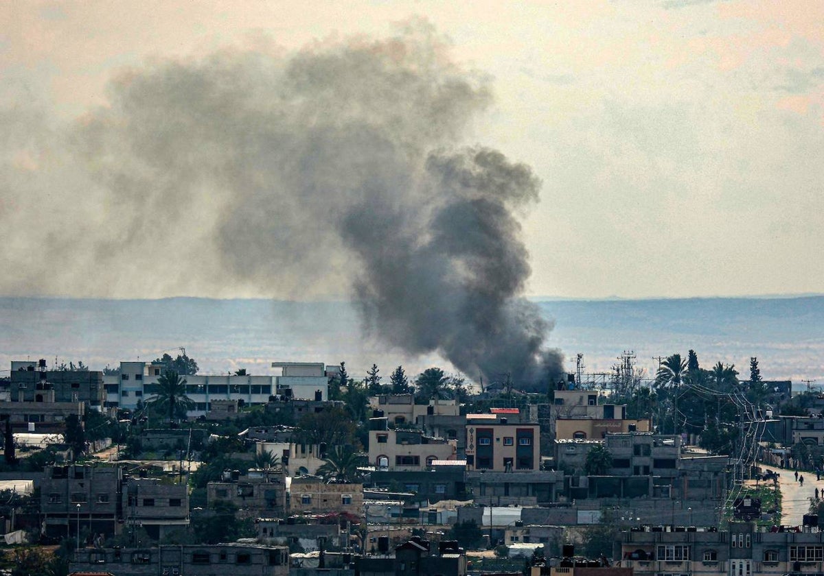 Una columna de humo se eleva tras los bombardeos israelíes sobre el este de Rafah