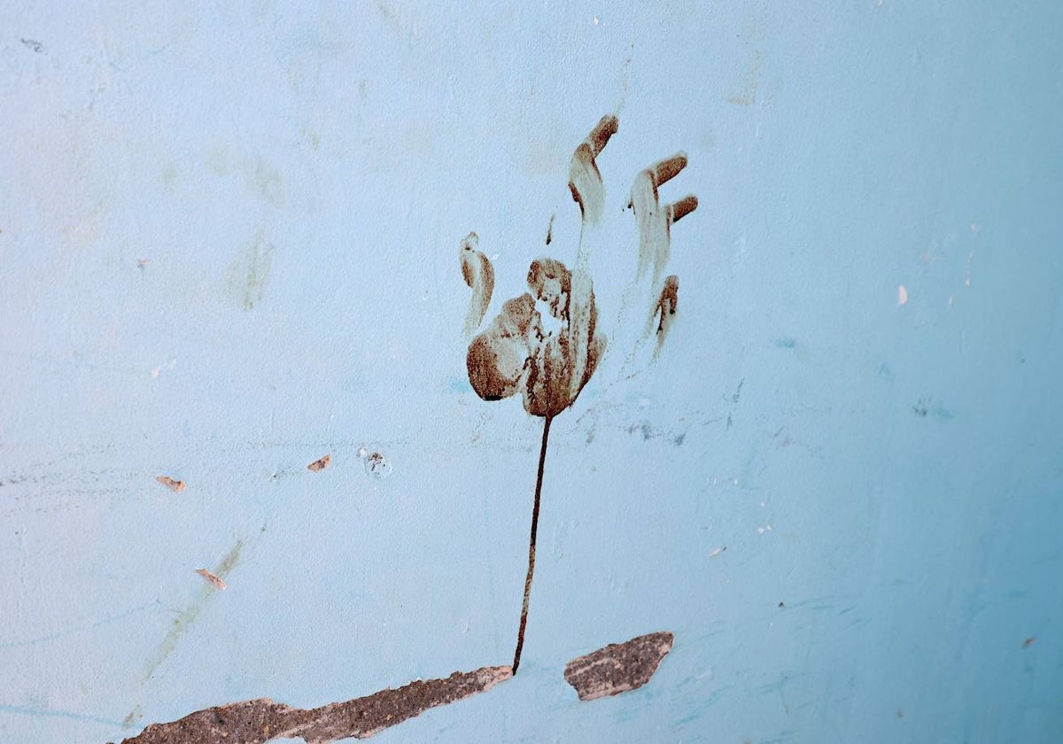 Una huella de una mano ensangrentada dentro de una casa en el kibutz Nir Oz