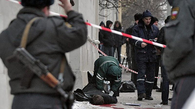 Expertos forenses rusos examinan el cuerpo del abogado Stanislav Markelov en Moscú en enero de 2009