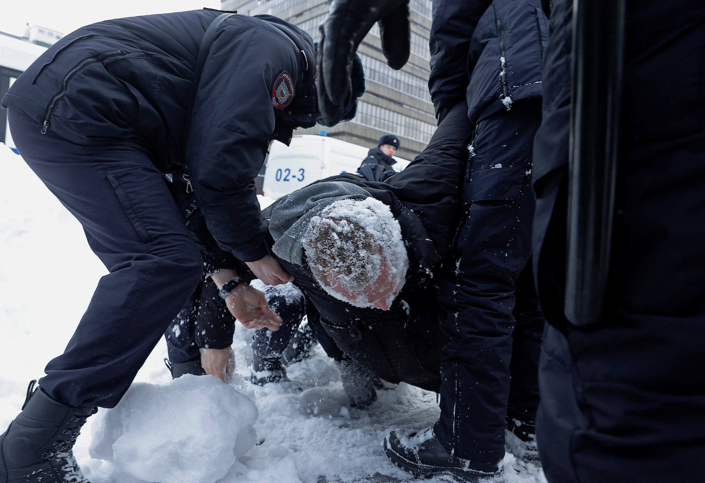 Agentes de policía detienen a un hombre durante una reunión en memoria de Navalni cerca del monumento del Muro del Dolor a las víctimas de la represión política en Moscú, Rusia