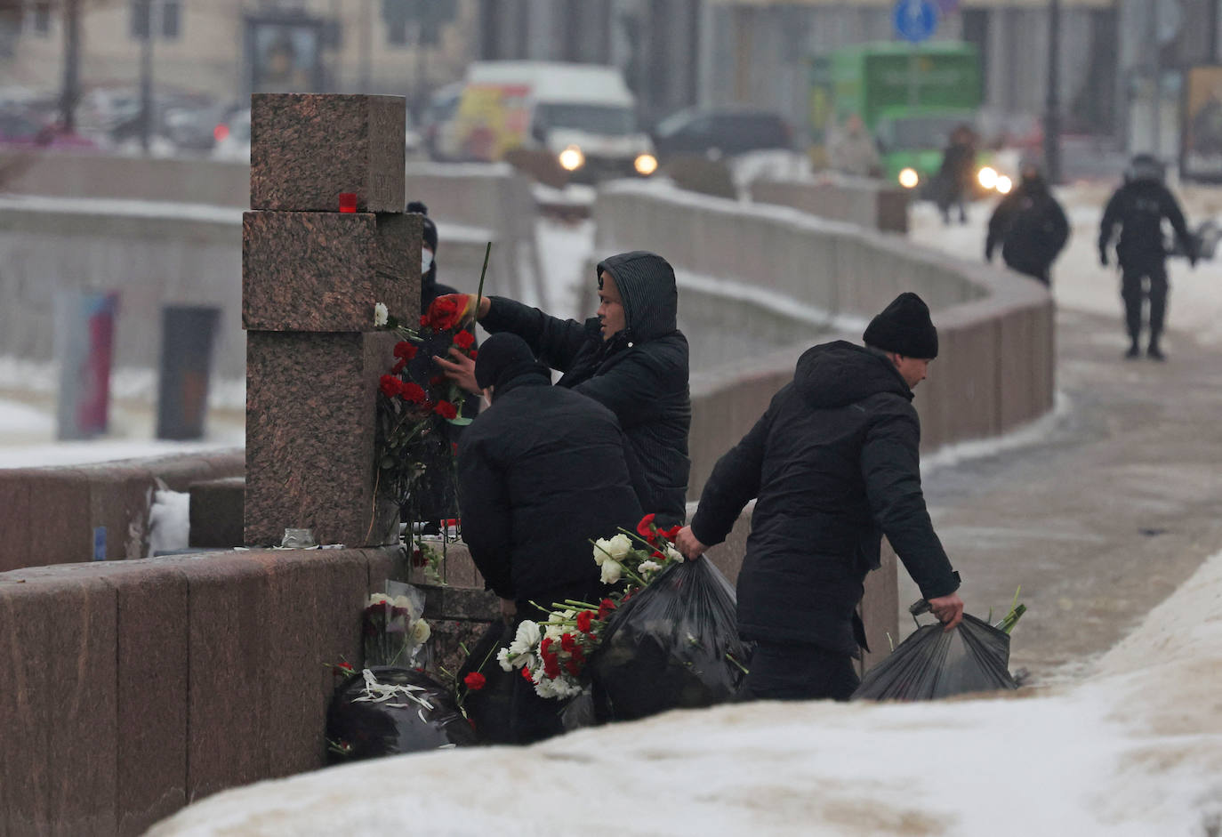 En San Petersburgo, Rusia, retiran las flores colocadas en el monumento a las víctimas de la represión política 