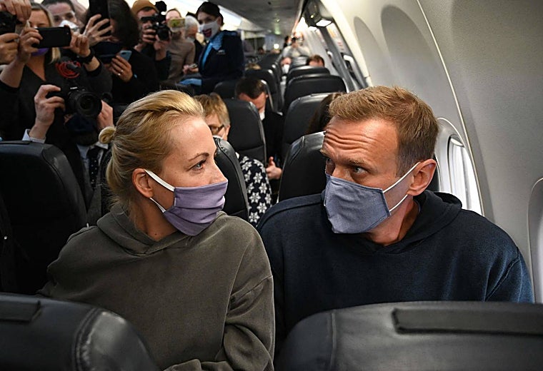 Alexéi Navaln y su esposa Yulia sentados en el avión en el que regresaron a Moscú después de la recuperación en Alemania