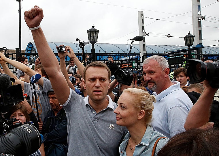 Alexéi Navalny se dirige a sus seguidores después de llegar de Kirov a una estación de tren en Moscú, en una foto de 2013