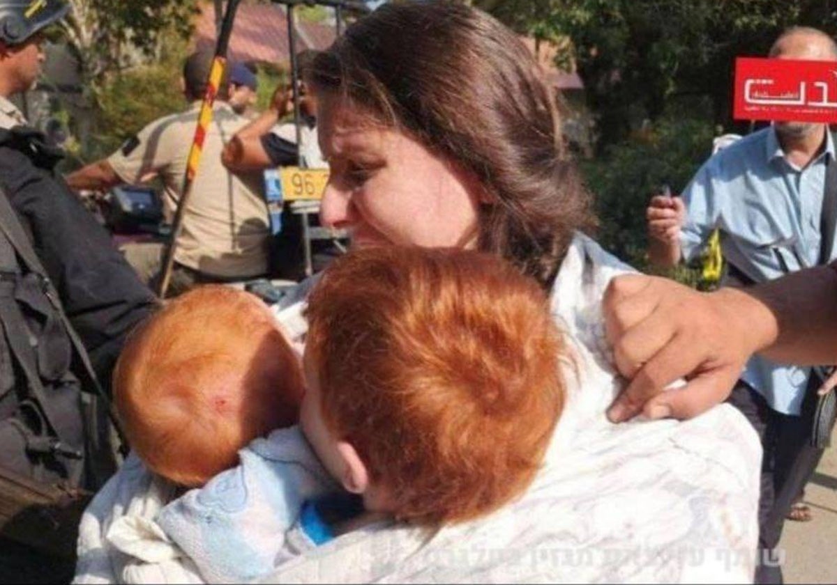 La familia Bibas durante los primeros días de cautela