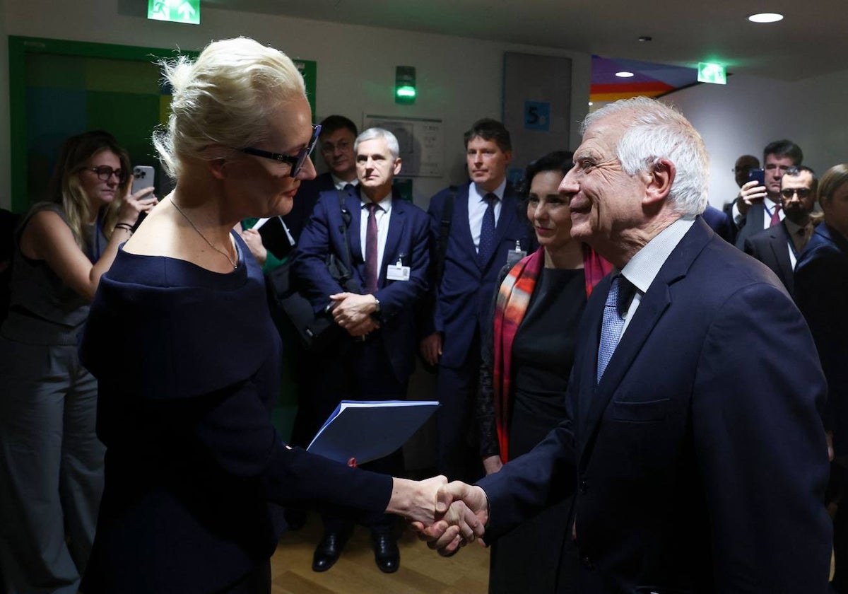Julia Naválnaya le da la mano a Josep Borrell antes de una reunión de Ministros de Asuntos Exteriores de la UE