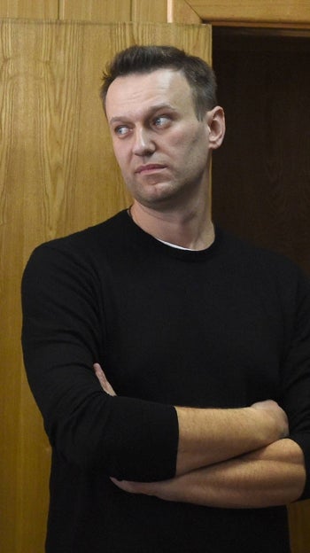 Alexéi Navalni, asistiendo a una audiencia en un tribunal de Moscú