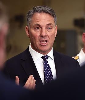 Imagen secundaria 2 - Fotos del del acto donde el Ministro de Defensa australiano,Richard Marles, ha presentado su plan para la armada